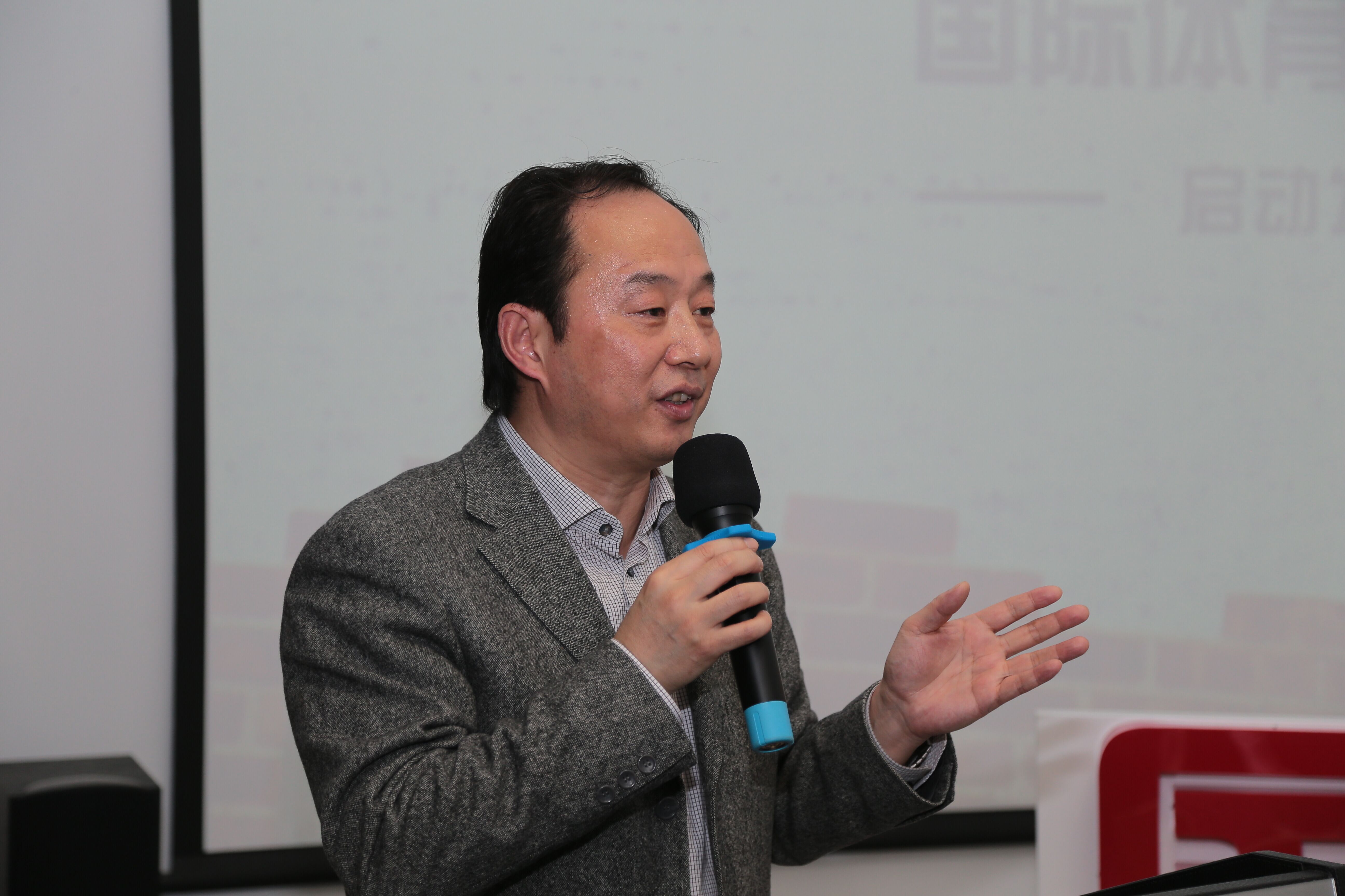 虹口区体育局局长姜汉军发言.jpg