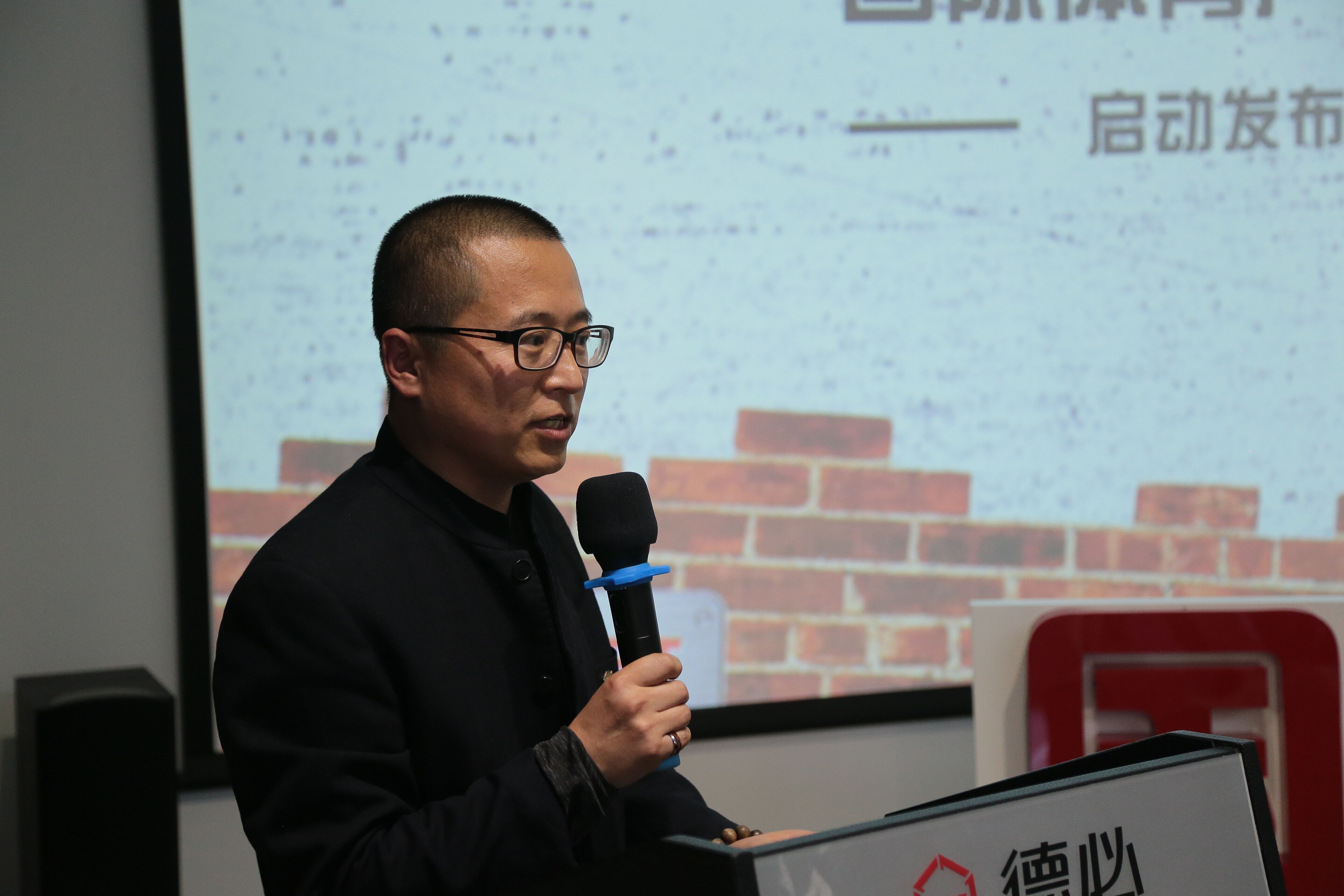 华体会体育董事长贾波发言.jpg