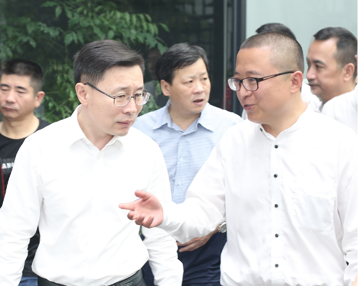 图1 杭州市委常委、宣传部部长戚哮虎（左）与华体会体育董事长贾波（右）亲切交谈.png